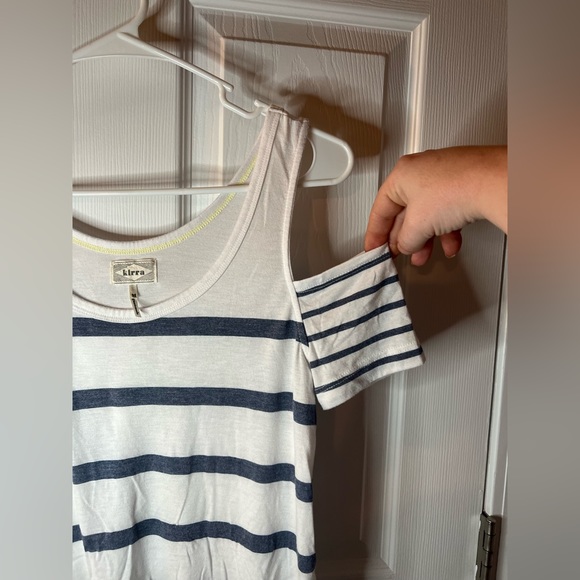 Kirra Woman’s Striped Cold Shoulder Shirt Size Medium - Picture 3 of 6